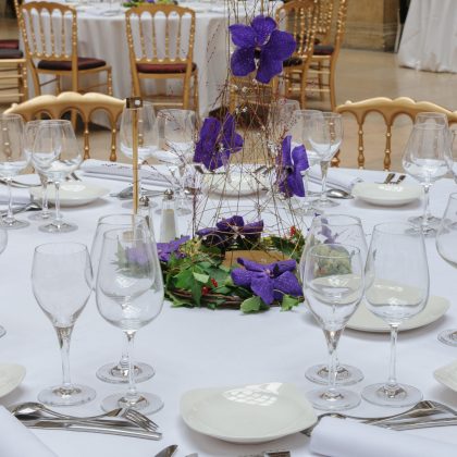 Repas assis, table décoré fleurs violettes